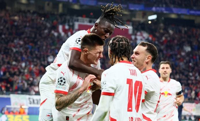 RB Leipzig - Juventus Turin Champions League Leipzig, 02.10.2024, Red Bull Arena, Fußball, UEFA Champions League, 2. Spieltag , RB Leipzig vs. Juventus Turin , Im Bild: Tor für RB Leipzig. Benjamin Sesko (30, RB Leipzig) trifft per Handelfmeter zum 2:1 und jubelt mit den Teamkollegen. , Nur zur redaktionellen Nutzung. Only editorial use. , UEFA regulations prohibit any use of photographs as image sequences and or quasi-video. ,
