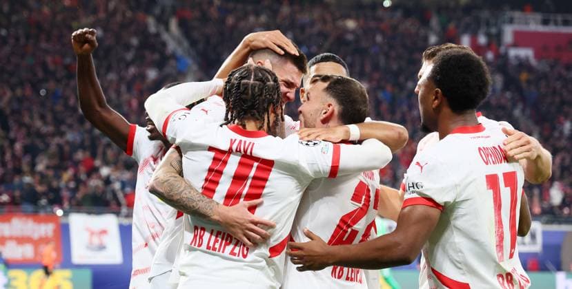 RB Leipzig - Juventus Turin Champions League Leipzig, 02.10.2024, Red Bull Arena, Fußball, UEFA Champions League, 2. Spieltag , RB Leipzig vs. Juventus Turin , Im Bild: Tor für RB Leipzig. Benjamin Sesko (30, RB Leipzig) trifft per Handelfmeter zum 2:1 und jubelt mit den Teamkollegen. , Nur zur redaktionellen Nutzung. Only editorial use. , UEFA regulations prohibit any use of photographs as image sequences and or quasi-video. ,