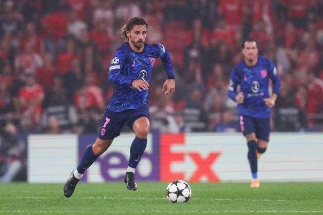 Portugal, Lisbon 2. October 2024 Uefa Champions League phase 2024 25 Matchday 2, S.L.Benfica - Atletico de Madrid v.l., Antoine Griezmann (AtlÃ tico Madrid) am Ball, Freisteller, Einzelbild, Ganzkörper, Aktion, Action, Spielszene Copyright: JoaquimxFerreira