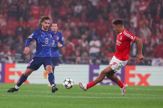 Portugal, Lisbon 2. October 2024 Uefa Champions League phase 2024 25 Matchday 2, S.L.Benfica - Atletico de Madrid v.l., Antoine Griezmann (AtlÃ tico Madrid), Alexander Bah (S.L.Benfica), Zweikampf, Action, Aktion, Battles for the Ball Copyright: JoaquimxFerreira