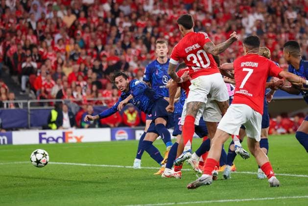 Portugal, Lisbon 2. October 2024 Uefa Champions League phase 2024 25 Matchday 2, S.L.Benfica - Atletico de Madrid v.l., schiesst das Tor zum 3:0 Alexander Bah (S.L.Benfica) verdeckt Copyright: JoaquimxFerreira