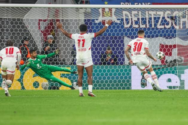 02.10.2024, Fussball, Saison 2024 2025, Champions League, 2. Spieltag, RB Leipzig - Juventus Turin, Benjamin Sesko (RB Leipzig) erzielt das Tor zum 2 zu 1 per Elfmeter. Leipzig RB Arena Sachsen Deutschland xRHR-FOTO TRx Copyright: TimxRehbein RHR-FOTOx RHR-FOTO TR
