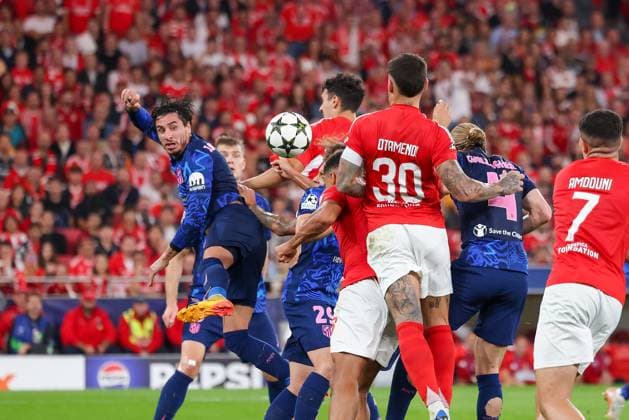 Sport Bilder des Tages Portugal, Lisbon 2. October 2024 Uefa Champions League phase 2024 25 Matchday 2, S.L.Benfica - Atletico de Madrid v.l., schiesst das Tor zum 3:0 Alexander Bah (S.L.Benfica) verdeckt Copyright: JoaquimxFerreira