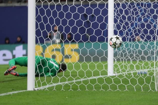 Champions League, Achtelfinale: RB Leipzig vs. Juventus Turin, 02.10.24 Der Ball ist im Tor, Torwart Mattia Perin (1, Juventus Turin) ist geschlagen, Elfmeter-Tor. Fussball, UEFA Champions League, Saison 2024 2025: RB Leipzig vs. Juventus Turin am 02.10.24 in der Red Bull Arena, Leipzig. Copyright: xBEAUTIFULxSPORTS JanxKaeferx