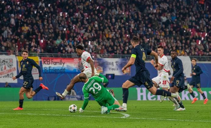 Fussball, Herren, Saison 2024 2025, Champions League (Ligaphase, 2. Spieltag), RB Leipzig - Juventus Turin, v. l. Andrea Cambiaso (Juventus Turin), Lois Openda (RB Leipzig), Torwart Michele Di Gregorio (Juventus Turin) mit der Hand am Ball, es gibt die rote Karte, Federico Gatti (Juventus Turin) , 02.10.2024, Copyright: xSebastianxRäppold MatthiasxKochx
