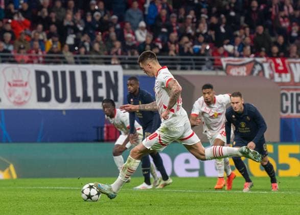Fussball, Herren, Saison 2024 2025, Champions League (Ligaphase, 2. Spieltag), RB Leipzig - Juventus Turin, Benjamin Sesko (RB Leipzig) erzielt per Elfmeter das Tor zum 3:0, 02.10.2024, Copyright: xSebastianxRäppold MatthiasxKochx