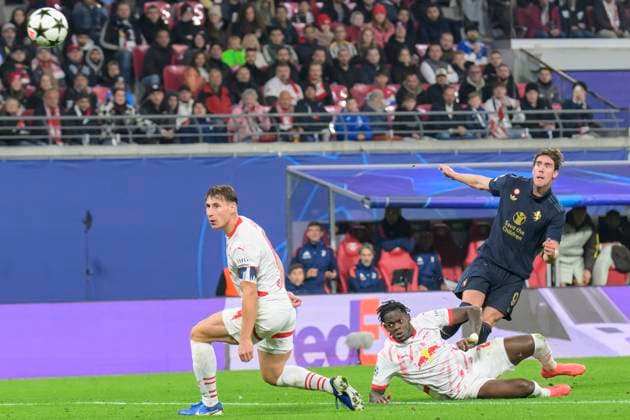 GER, Sachsen, Leipzig, RB Leipzig vs Juventus Turin, Champions League, CHL, UCL, Spieltag, Spielzeit 2024 2025, RB Arena, v.l. im Bild: Dusan Vlahovic (Juventus Turin, 09), schiesst Tor, Ausgleich - Treffer zum 2:2, 02.10.2024, Copyright: HMBxMedia UwexKoch