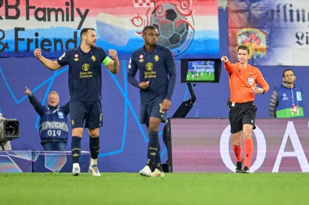 02.10.2024, Fußball, Männer, Champions League, Ligaphase, 2024 2025, Spieltag 2, RB Leipzig - Juventus Turin Schiri zeigt nach VAR-Studium auf den Elfmeterpunkt für Leipzig Leipzig Red Bull Arena Sachsen Deutschland