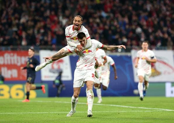 02.10.2024, Fussball UEFA Champions League 2024 2025, 2.Spieltag, RB Leipzig - Juventus Turin, in der Red Bull Arena Leipzig. Jubel (L-R) Xavi Simons (RB Leipzig) und Torschütze Benjamin Sesko (RB Leipzig) zum Tor zum 2:1 per Elfmeter