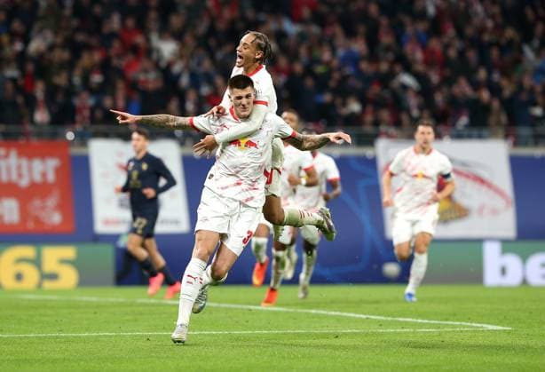 02.10.2024, Fussball UEFA Champions League 2024 2025, 2.Spieltag, RB Leipzig - Juventus Turin, in der Red Bull Arena Leipzig. Jubel (L-R) Torschütze Benjamin Sesko (RB Leipzig) und Xavi Simons (RB Leipzig) zum Tor zum 2:1 per Elfmeter