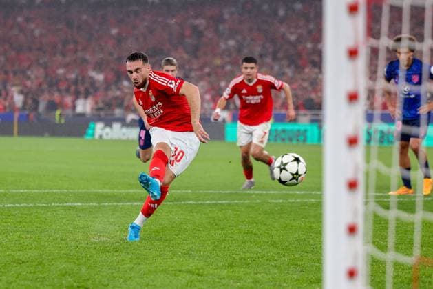 Portugal, Lisbon 2. October 2024 Uefa Champions League phase 2024 25 Matchday 2, S.L.Benfica - Atletico de Madrid v.l., Orkun Kokcu (S.L.Benfica) schiesst das Tor zum 4:0 Copyright: JoaquimxFerreira