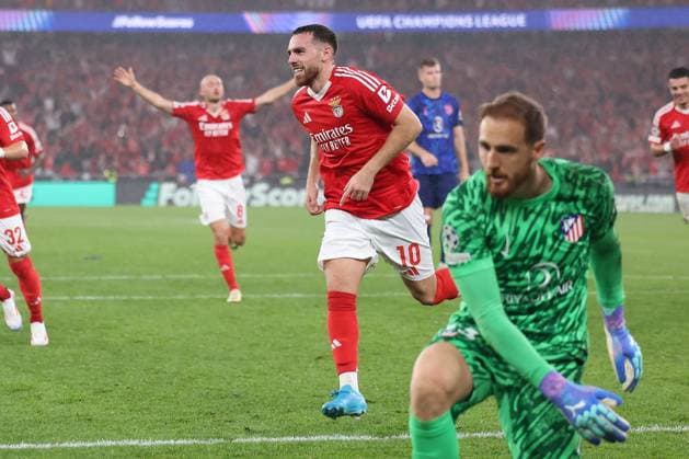 Portugal, Lisbon 2. October 2024 Uefa Champions League phase 2024 25 Matchday 2, S.L.Benfica - Atletico de Madrid v.l., Orkun Kokcu (S.L.Benfica) schiesst das Tor zum 4:0, goalkeeper, Torwart Jan Oblak (Atlà tico Madrid)enttaeuscht, enttaeuscht schauend, dissapointed, traurig, frustiert, frust, gefrustet Copyright: JoaquimxFerreira
