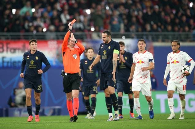 02.10.2024, Fussball UEFA Champions League 2024 2025, 2.Spieltag, RB Leipzig - Juventus Turin, in der Red Bull Arena Leipzig. Schiedsrichter Francois Letexier (FRA) schickt Torwart Michele Di Gregorio (Juventus Turin nicht im Bild) nach Handspiel mit roter Karte vom Platz