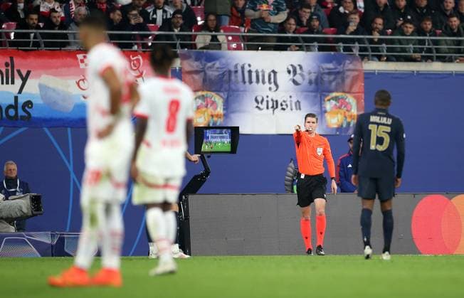 02.10.2024, Fussball UEFA Champions League 2024 2025, 2.Spieltag, RB Leipzig - Juventus Turin, in der Red Bull Arena Leipzig. Schiedsrichter Francois Letexier (FRA) zeigt nach Prüfung durch den VAR Viedeoassistent auf den Elfmeterpunkt