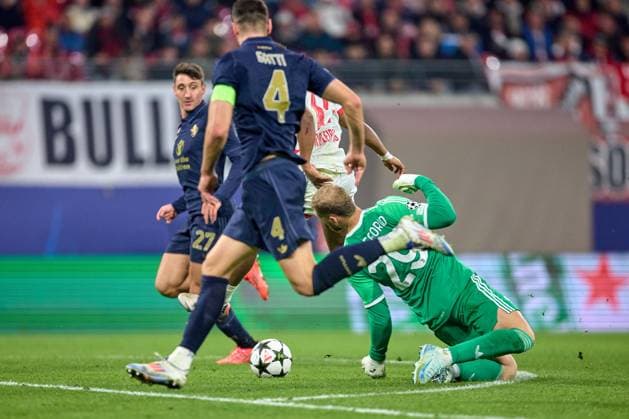 02.10.2024, Fußball, Männer, Champions League, Ligaphase, 2024 2025, Spieltag 2, RB Leipzig - Juventus Turin Handspiel von Michele Di Gregorio (29, Juventus Turin), außerhalb des Strafraums Leipzig Red Bull Arena Sachsen Deutschland