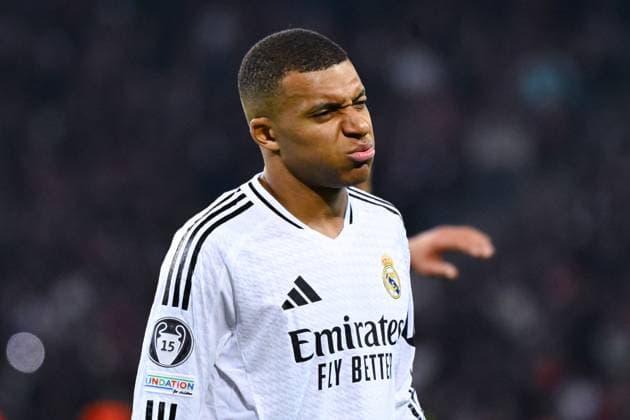 Kylian Mbappe ( 9 - Real Madrid ) looks dejected during the UEFA Champions League match between Lille OSC and Real Madrid CF at Stade Pierre Mauroy on October 02, 2024 in Lille, France. ( Photo by federico pestellini panoramic ) - FOOTBALL : Lille vs Real Madrid - Ligue des Champions - 02 10 2024 FedericoPestellini Panoramic 