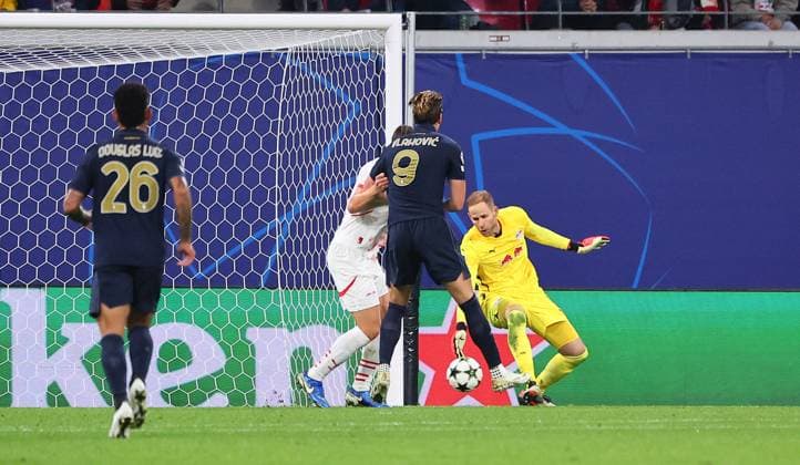 RB Leipzig - Juventus Turin Champions League Leipzig, 02.10.2024, Red Bull Arena, Fussball, UEFA Champions League, Spieltag 2 , RB LEIPZIG vs. JUVENTUS FC TURIN , Führungstreffer. Tor für Juventus zum 2:3.. Im Bild: Torwart Peter Gulacsi (re., 1, RB Leipzig) kassiert den Treffer von Francisco Conceicao (7, JUVE, nicht im Bild). ,