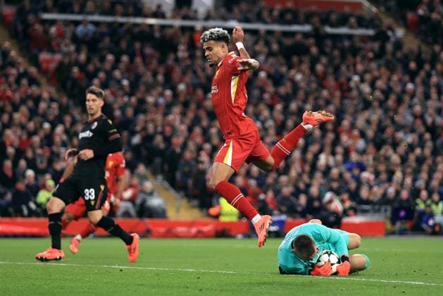 Liverpool v Bologna UEFA Champions League 2nd October 2024 - UEFA Champions League - Liverpool FC v Bologna FC - Bologna goalkeeper Lukasz Skorupski grabs the ball as Luis Diaz of Liverpool leaps - Photo: Simon Stacpoole Offside. Liverpool UK Copyright: xSimonxStacpoolexOffside