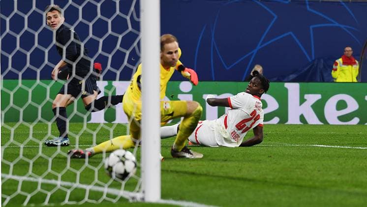 Fußball UEFA Champions League, Saison 2024 2025, Gruppenphase, 2. Spieltag, beim Spiel RB Leipzig gegen Juventus Turin (02.10.2024). Torschütze Francisco Conceição Conceicao (Rechtsaußen Juventus Turin, Rückennummer 7) (Mitte) trifft gegen Peter Gulacsi (Torwart RB Leipzig, Rueckennummer 1, 1) und Castello Lukeba (Innenverteidiger RB Leipzig, Rueckennummer 23, 23) zum 3:2 für Turin beim Spiel RB Leipzig gegen Juventus Turin (02.10.2024). Leipzig Sachsen Deutschland Red Bull Arena