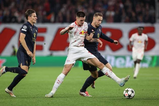 Benjamin Sesko (RB Leipzig,30) gegen Teun Koopmeiners (Juventus Turin,8) - Champions League Ligaphase Saison 2024-2025 RB Leipzig vs. Juventus Turin in der Red Bull Arena in Leipzig - Aktion,Fussball,Deutschland,Mann,Männer,02.10.2024