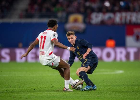 Fussball, Herren, Saison 2024 2025, Champions League (Ligaphase, 2. Spieltag), RB Leipzig - Juventus Turin, v. l. Lois Openda (RB Leipzig), Francisco Conceicao (Juventus Turin), 02.10.2024, Copyright: xSebastianxRäppold MatthiasxKochx