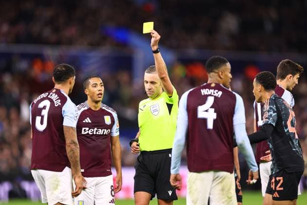 Aston Villa v Bayern Munich 2 October 2024, Aston - UEFA Champions League Football - Aston Villa v Bayern Munich - Referee Radu Petrescu shows Diego Carlos of Aston Villa a yellow card - Photo: Jacques Feeney Offside. Aston UK Copyright: xJacquesxFeeneyx xOffsidexOffside
