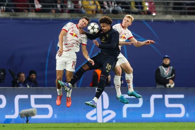 Weston McKennie (Juventus Turin,16) gegen Christoph Baumgartner (l.,RB Leipzig,14) und Nicolas Seiwald (RB Leipzig,13) - Champions League Ligaphase Saison 2024-2025 RB Leipzig vs. Juventus Turin in der Red Bull Arena in Leipzig - Aktion,Fussball,Deutschland,Mann,Männer,02.10.2024