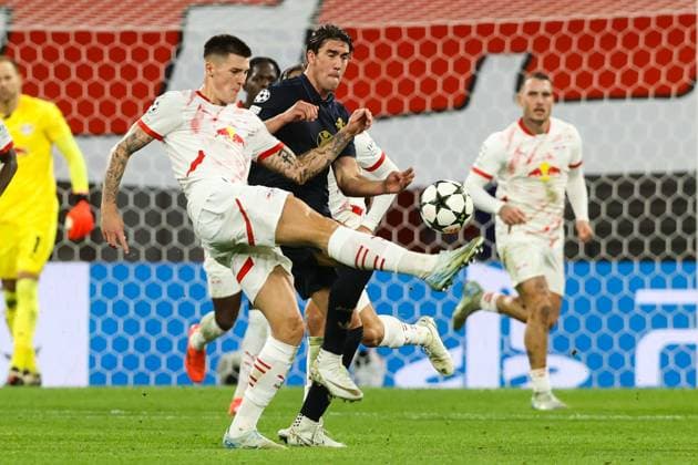 Benjamin Sesko (RB Leipzig,30) gegen Dusan Vlahovic (Juventus Turin,9) - Champions League Ligaphase Saison 2024-2025 RB Leipzig vs. Juventus Turin in der Red Bull Arena in Leipzig - Aktion,Fussball,Deutschland,Mann,Männer,02.10.2024