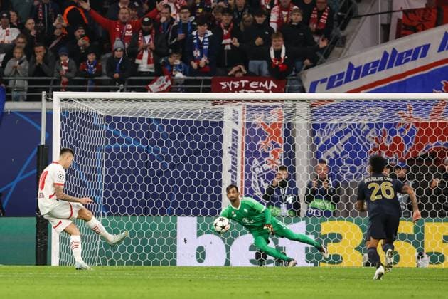 Torjubel - Torschütze Benjamin Sesko (RB Leipzig,30) trifft per Elfmeter zum 2-1 - Champions League Ligaphase Saison 2024-2025 RB Leipzig vs. Juventus Turin in der Red Bull Arena in Leipzig - Aktion,Fussball,Deutschland,Mann,Männer,02.10.2024