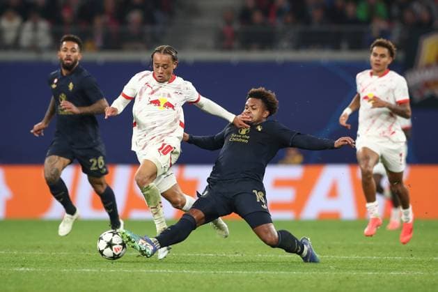 02.10.2024, xtgx, Fussball, UEFA Champions League, RB Leipzig - Junventus Turin emspor, v.l. Xavi Simons (Leipzig, 10), Weston McKennie (Juventus, 16) Zweikampf, Duell, Kampf, tackle (DFL DFB REGULATIONS PROHIBIT ANY USE OF PHOTOGRAPHS as IMAGE SEQUENCES and or QUASI-VIDEO) Leipzig