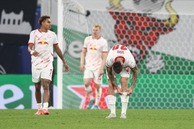 02.10.2024, xtgx, Fussball, UEFA Champions League, RB Leipzig - Junventus Turin emspor, v.l. Lois Openda (Leipzig, 11), Benjamin Sesko (Leipzig, 30) enttaeuscht, schaut enttaeuscht, niedergeschlagen, disappointed (DFL DFB REGULATIONS PROHIBIT ANY USE OF PHOTOGRAPHS as IMAGE SEQUENCES and or QUASI-VIDEO) Leipzig