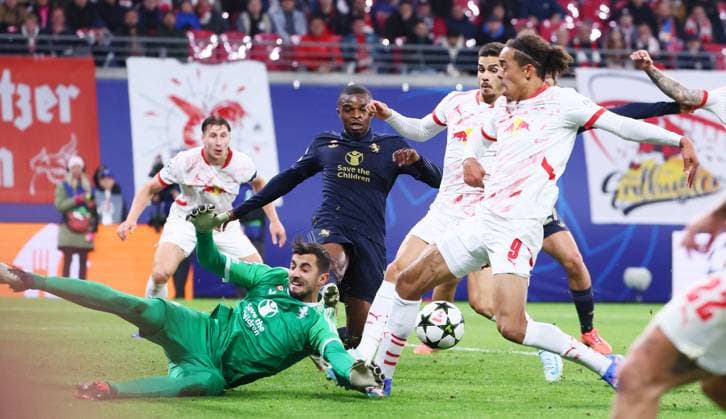 RB Leipzig - Juventus Turin Champions League Leipzig, 02.10.2024, Red Bull Arena, Fußball, UEFA Champions League, 2. Spieltag , RB Leipzig vs. Juventus Turin , Im Bild: Torchance für RB Leipzig. Torwart Mattia Perin (1, JUVE), Pierre Kalulu (15, JUVE), Andre Silva (19, RB Leipzig), Yussuf Yurary Poulsen (9, RB Leipzig). , Nur zur redaktionellen Nutzung. Only editorial use. , UEFA regulations prohibit any use of photographs as image sequences and or quasi-video. ,