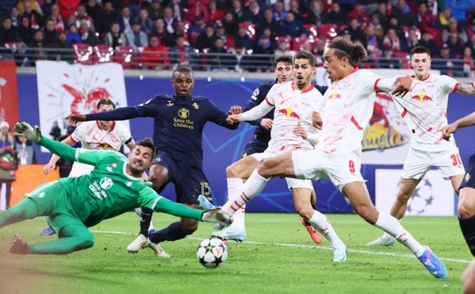 RB Leipzig - Juventus Turin Champions League Leipzig, 02.10.2024, Red Bull Arena, Fußball, UEFA Champions League, 2. Spieltag , RB Leipzig vs. Juventus Turin , Im Bild: Torchance für RB Leipzig. Torwart Mattia Perin (1, JUVE), Pierre Kalulu (15, JUVE), Andre Silva (19, RB Leipzig), Yussuf Yurary Poulsen (9, RB Leipzig). , Nur zur redaktionellen Nutzung. Only editorial use. , UEFA regulations prohibit any use of photographs as image sequences and or quasi-video. ,