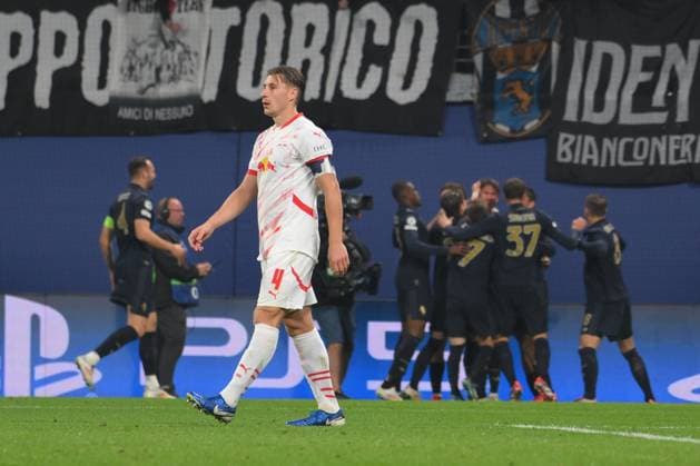 Mannschaft von Juventus Turin bejubelt das 1:1, Willi Orban (RB Leipzig) vorn, frustriert. GER, RB Leipzig vs. Juventus Turin, Fussball, UEFA Champions League, 2. Spieltag, Saison 2024 2025, 02.10.2024 DFB DFL REGULATIONS PROHIBIT ANY USE OF PHOTOGRAPHS AS IMAGE SEQUENCES AND OR QUASI-VIDEO GER, RB Leipzig vs. Juventus Turin, Fussball, UEFA Champions League, 2. Spieltag, Saison 2024 2025, 02.10.2024 Leipzig Copyright: xEibner-Pressefoto BertxHarzerx EP_BHR