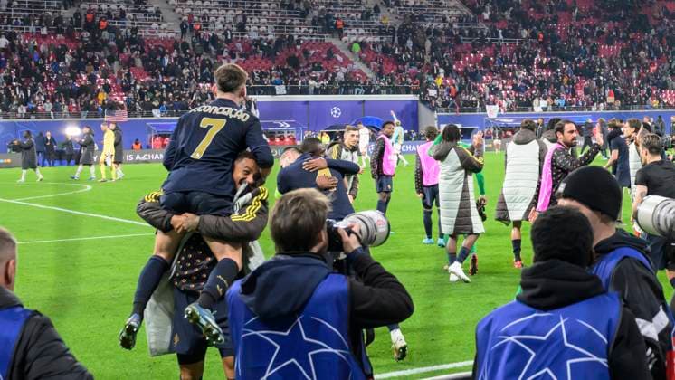 GER, Sachsen, Leipzig, RB Leipzig vs Juventus Turin, Champions League, CHL, UCL, Spieltag, Spielzeit 2024 2025, RB Arena, v.l. im Bild: Jubel, Freude, jubilierend, Juve nach Ihrem Sieg, Spielzeit 90 plus 9 Minuten 2:3, 02.10.2024, Copyright: HMBxMedia UwexKoch
