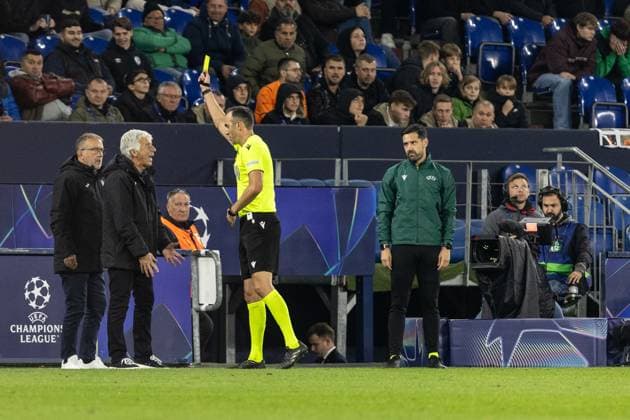 UEFA Champions League: Shakhtar - Atalanta; 02.10.2024 Joao Pinheiro (Schiedsrichter, Portugal) zeigt gelbe Karte für Gian Piero Gasperini (Atalanta, Cheftrainer) UEFA Champions League: Shakhtar - Atalanta; Arena AufSchalke, Gelsenkirchen; 02.10.2024 Copyright: xBEAUTIFULxSPORTS Buriakovx