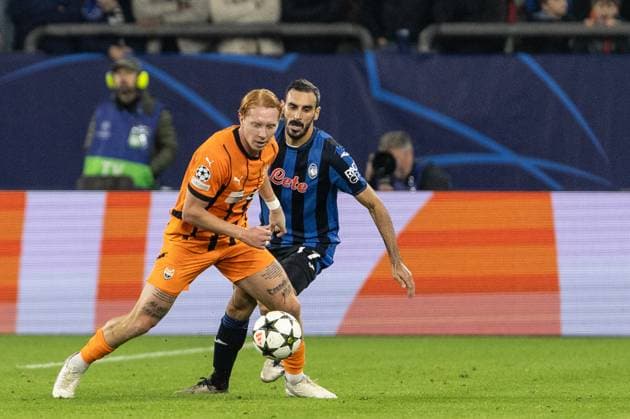 UEFA Champions League: Shakhtar - Atalanta; 02.10.2024 Yukhym Konoplia (Shakhtar, 26), Davide Zappacosta (Atalanta, 77) UEFA Champions League: Shakhtar - Atalanta; Arena AufSchalke, Gelsenkirchen; 02.10.2024 Copyright: xBEAUTIFULxSPORTS Buriakovx