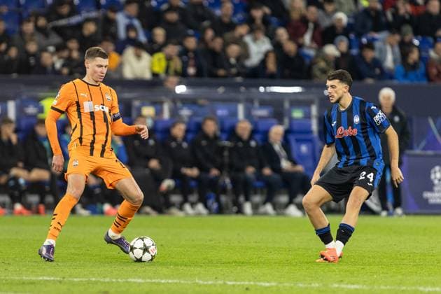 UEFA Champions League: Shakhtar - Atalanta; 02.10.2024 Mykola Matviyenko (Shakhtar, 22), Lazar Samardzic (Atalanta, 24) UEFA Champions League: Shakhtar - Atalanta; Arena AufSchalke, Gelsenkirchen; 02.10.2024 Copyright: xBEAUTIFULxSPORTS Buriakovx