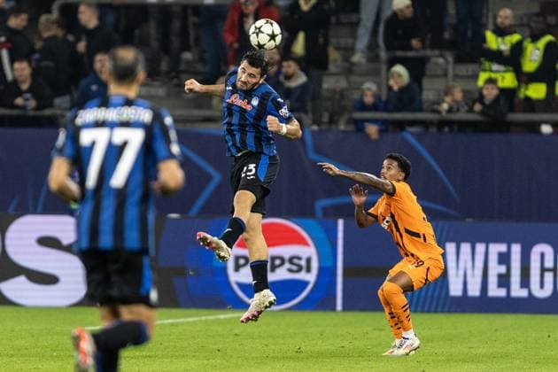 UEFA Champions League: Shakhtar - Atalanta; 02.10.2024 Sead Kolasinac (Atalanta, 23), Newertton (Shakhtar, 39) UEFA Champions League: Shakhtar - Atalanta; Arena AufSchalke, Gelsenkirchen; 02.10.2024 Copyright: xBEAUTIFULxSPORTS Buriakovx