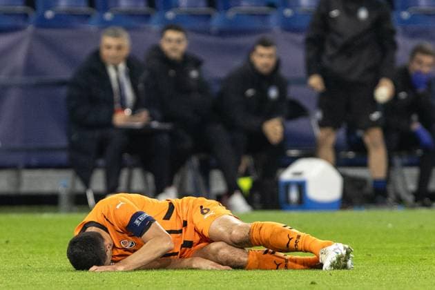 UEFA Champions League: Shakhtar - Atalanta; 02.10.2024 Taras Stepanenko (Shakhtar, 6) liegt auf dem Rasen nach der Verletzung UEFA Champions League: Shakhtar - Atalanta; Arena AufSchalke, Gelsenkirchen; 02.10.2024 Copyright: xBEAUTIFULxSPORTS Buriakovx