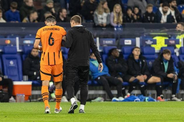 UEFA Champions League: Shakhtar - Atalanta; 02.10.2024 Taras Stepanenko (Shakhtar, 6) verlässt den Spielfeld nach der Verletzung UEFA Champions League: Shakhtar - Atalanta; Arena AufSchalke, Gelsenkirchen; 02.10.2024 Copyright: xBEAUTIFULxSPORTS Buriakovx
