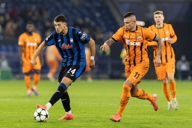 UEFA Champions League: Shakhtar - Atalanta; 02.10.2024 Lazar Samardzic (Atalanta, 24), Oleksander Zubkov (Shakhtar, 11) UEFA Champions League: Shakhtar - Atalanta; Arena AufSchalke, Gelsenkirchen; 02.10.2024 Copyright: xBEAUTIFULxSPORTS Buriakovx