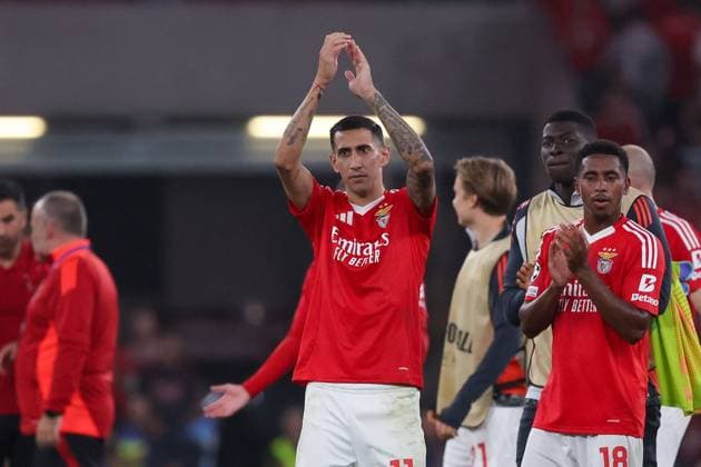 Portugal, Lisbon 2. October 2024 Uefa Champions League phase 2024 25 Matchday 2, S.L.Benfica - Atletico de Madrid v.l., Angel di Maria (S.L.Benfica), Barreiro (S.L.Benfica) bedankt sich bei den Fans, bedanken, Dank. Mannschaft nach dem Spiel, after the match bedankt sich bei den Fans, applauds the fans Copyright: JoaquimxFerreira