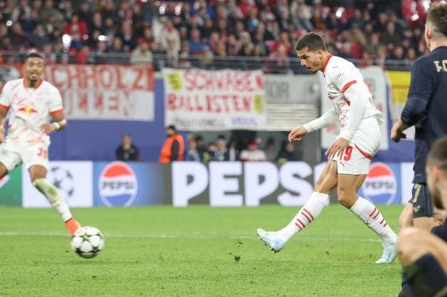 02.10.2024, xtgx, Fussball, UEFA Champions League, RB Leipzig - Junventus Turin emspor, v.l. Andre Silva (Leipzig, 19) Torschuss, schiesst den Ball aufs Tor, Schuss (DFL DFB REGULATIONS PROHIBIT ANY USE OF PHOTOGRAPHS as IMAGE SEQUENCES and or QUASI-VIDEO) Leipzig