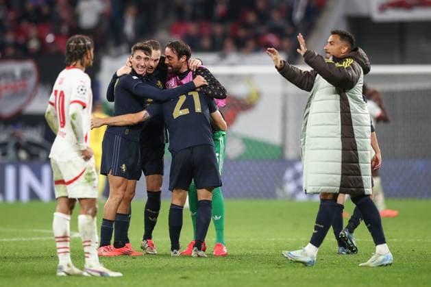02.10.2024, xtgx, Fussball, UEFA Champions League, RB Leipzig - Junventus Turin emspor, v.l. Nicolo Fagioli (Juventus, 21), Teun Koopmeiners (Juventus, 8) Jubel ueber den Sieg, Jubel nach Spielende (DFL DFB REGULATIONS PROHIBIT ANY USE OF PHOTOGRAPHS as IMAGE SEQUENCES and or QUASI-VIDEO) Leipzig