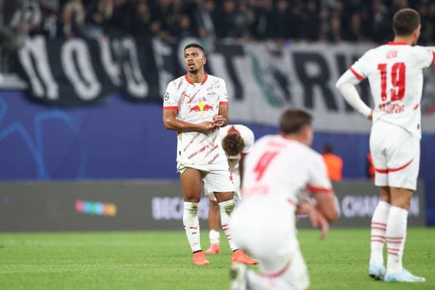02.10.2024, xtgx, Fussball, UEFA Champions League, RB Leipzig - Junventus Turin emspor, v.l. Benjamin Henrichs (Leipzig, 39) enttaeuscht, schaut enttaeuscht, niedergeschlagen, disappointed (DFL DFB REGULATIONS PROHIBIT ANY USE OF PHOTOGRAPHS as IMAGE SEQUENCES and or QUASI-VIDEO) Leipzig
