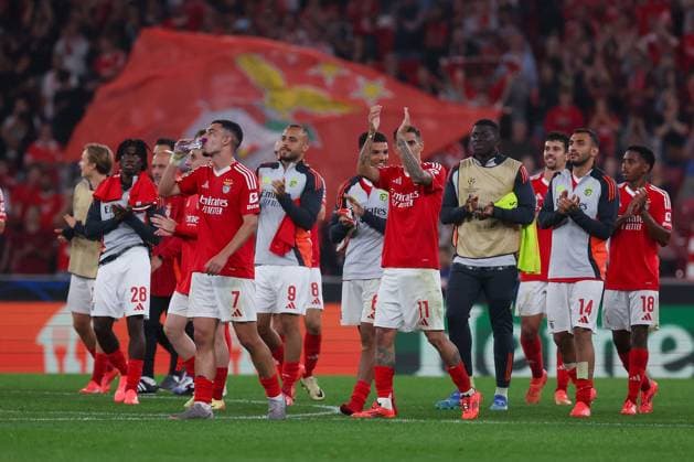 Portugal, Lisbon 2. October 2024 Uefa Champions League phase 2024 25 Matchday 2, S.L.Benfica - Atletico de Madrid v.l., die Spieler von SL Benfica bedankt sich bei den Fans, bedanken, Dank. Mannschaft nach dem Spiel, after the match bedankt sich bei den Fans, applauds the fans Copyright: JoaquimxFerreira