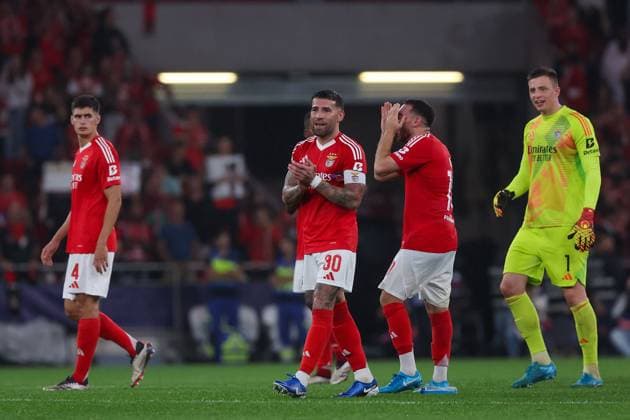 Portugal, Lisbon 2. October 2024 Uefa Champions League phase 2024 25 Matchday 2, S.L.Benfica - Atletico de Madrid v.l., die Spieler von SL Benfica bedankt sich bei den Fans, bedanken, Dank. Mannschaft nach dem Spiel, after the match bedankt sich bei den Fans, applauds the fans Copyright: JoaquimxFerreira