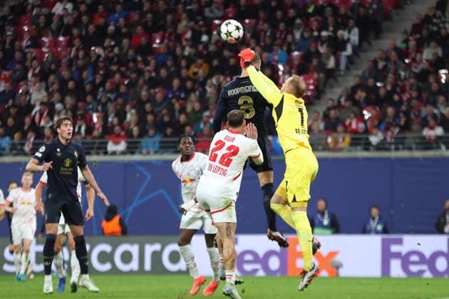 Champions League, Achtelfinale: RB Leipzig vs. Juventus Turin, 02.10.24 Torwart Peter Gulacsi (1, RB Leipzig) klärt gegen Teun Koopmeiners (8, Juventus Turin). Fussball, UEFA Champions League, Saison 2024 2025: RB Leipzig vs. Juventus Turin am 02.10.24 in der Red Bull Arena, Leipzig. Copyright: xBEAUTIFULxSPORTS JanxKaeferx