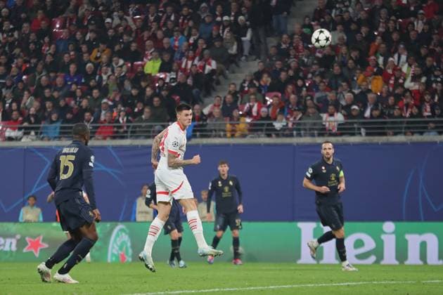 Champions League, Achtelfinale: RB Leipzig vs. Juventus Turin, 02.10.24 Benjamin Sesko (30, RB Leipzig) mit einem Kopfball. Fussball, UEFA Champions League, Saison 2024 2025: RB Leipzig vs. Juventus Turin am 02.10.24 in der Red Bull Arena, Leipzig. Copyright: xBEAUTIFULxSPORTS JanxKaeferx